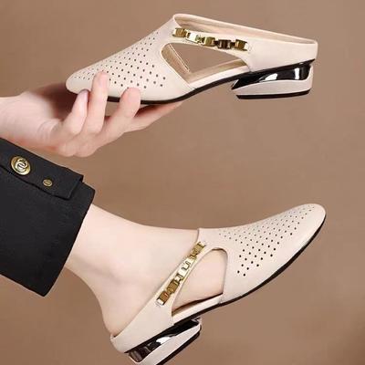 Weiches Leder hohles Metall Britischer Stil Tasche Kopf Schlepp Damen Europäische Station flacher Absatz Temperament Halbschlepp Mode Sandalen