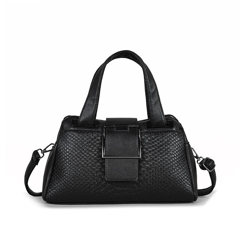 

Popular Ladies Shoulder Bag and Handbags Made of Mother-of-pearl in The Atmosphere. чёрный