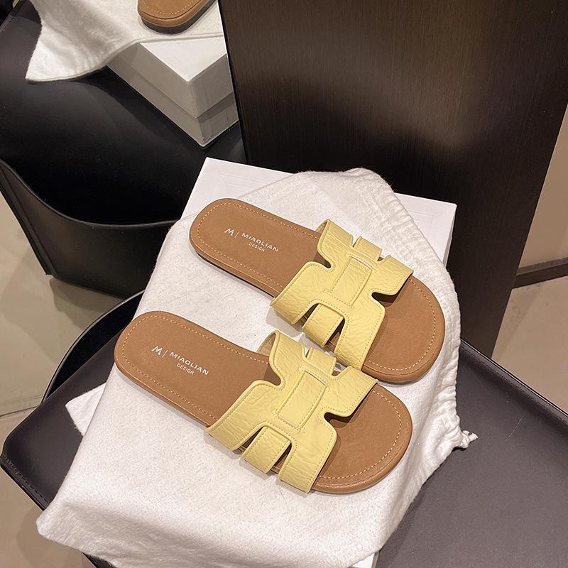 Flat-bottomed slippers women's outerwear 2025 summer fashion beach sandals versatile Internet celebrity temperament one word sandals women's trend