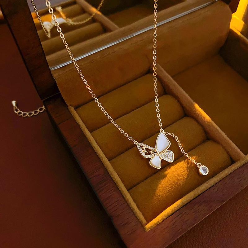 Elegancki Francuski Srebrny Naszyjnik z Perłą w Kształcie Serca - Luksusowy Łańcuszek na Kluczową Kostkę dla Kobiet