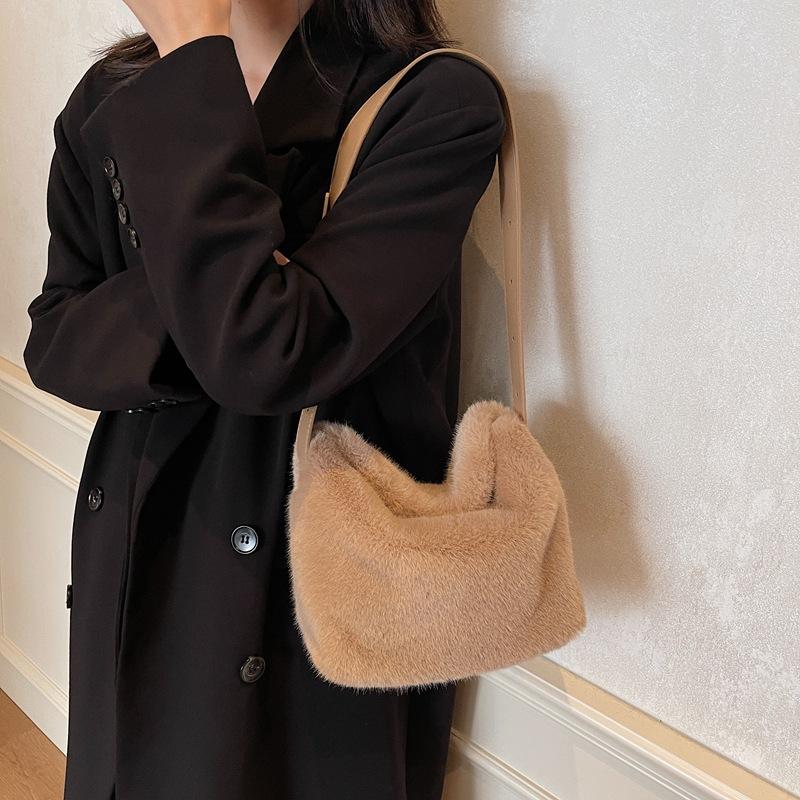 Niche design plush bag women's autumn and winter fashion portable out bucket bag simple casual messenger bag