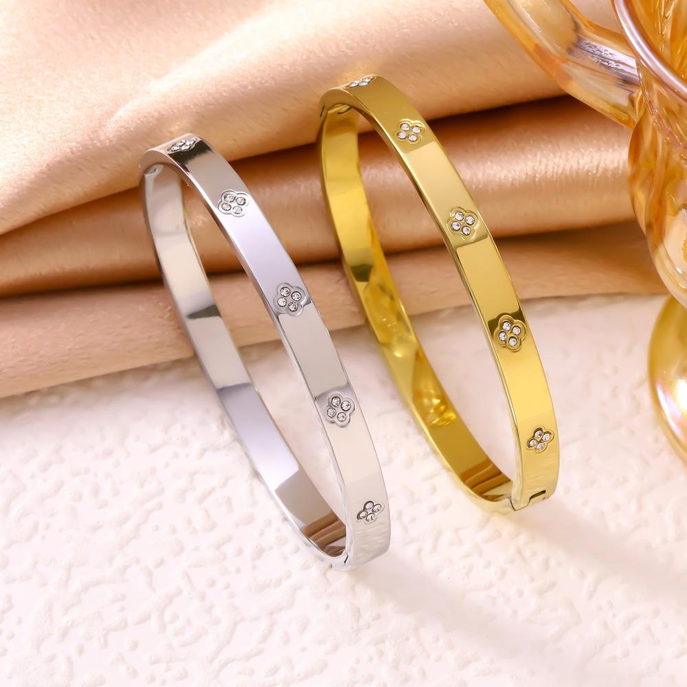 2026 Fashion Light Luxury High Sense Versatile Four Leaf Clover Diamond Bracelet Women's 18k Gold Plated Bracelet