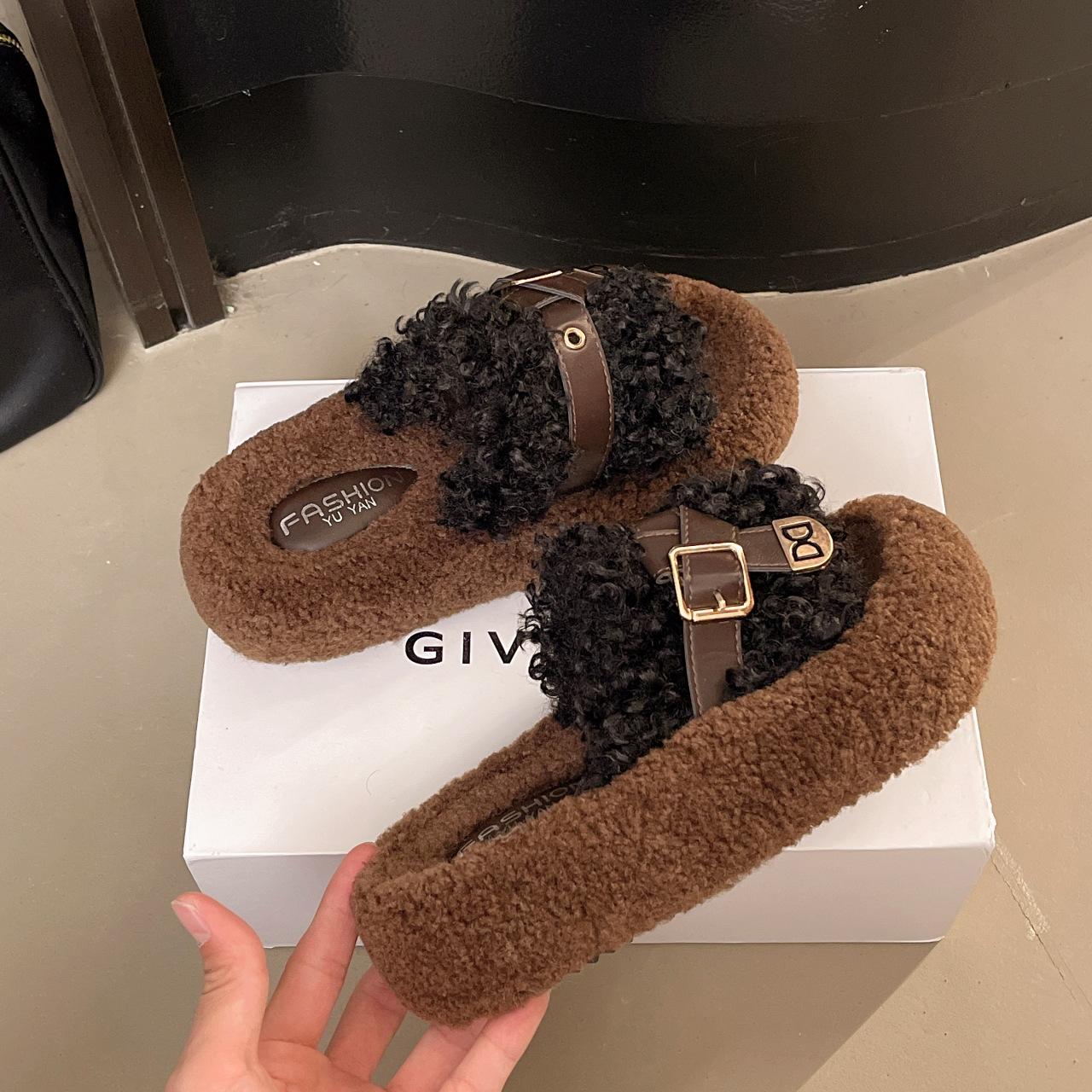 

Толстоподошвенные увеличивающие рост пушистые тапочки для улицы 2025 осень и зима новые с ремешком и металлической пряжкой женская обувь домашние плюшевые шлепанцы 41 чёрный