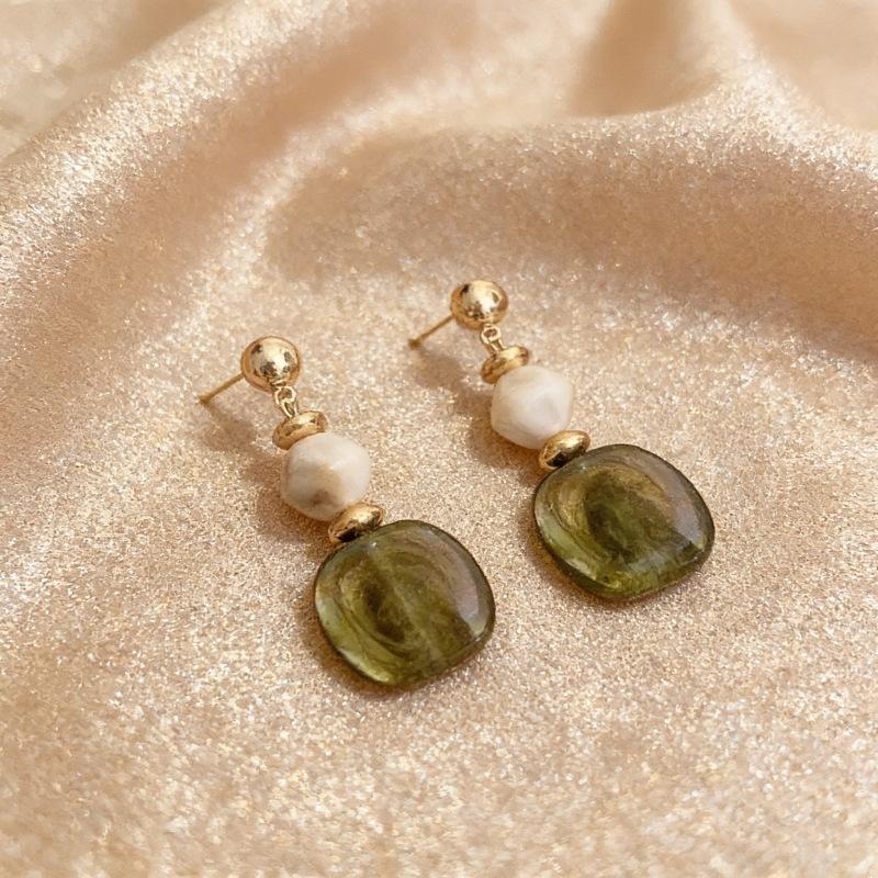 Fall/Winter New Style High-Class and Elegant Acrylic Pendant Earrings, Fashionable and Versatile Luxury Earrings