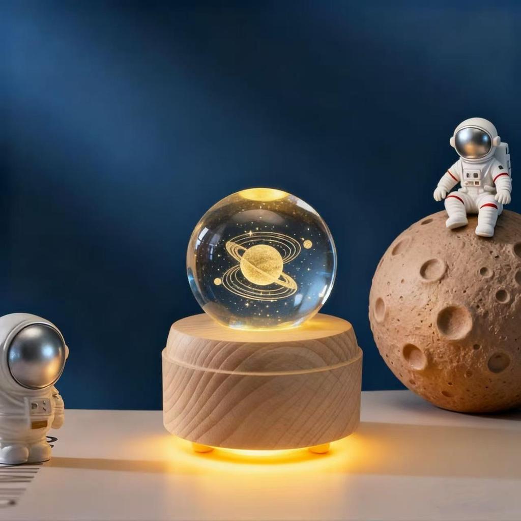 Świecąca Kryształowa Kula Lampka Nocna z Drewnianą Podstawą - Kreatywny Prezent Świąteczny i Dekoracja Biurka