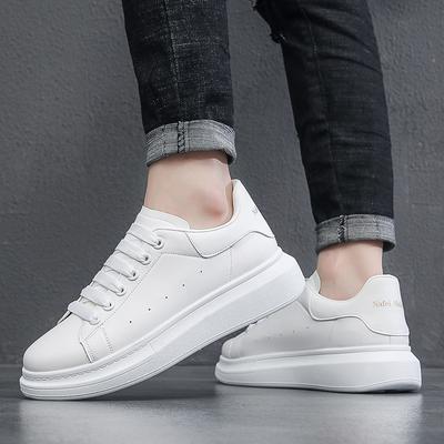 Sapatos brancos pequenos sapatos masculinos solas grossas aumentam sapatos masculinos primavera novos esportes e lazer sapatos de skate masculinos