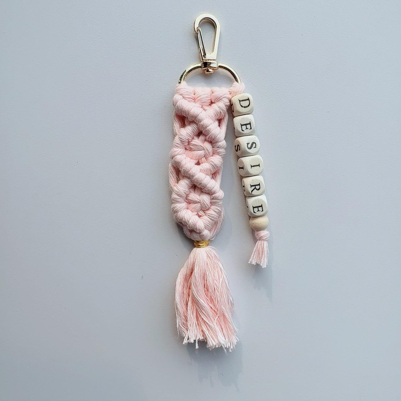 

Брелок ручної роботи з гальванічним покриттям Morandi з бавовняною китицею у формі літери