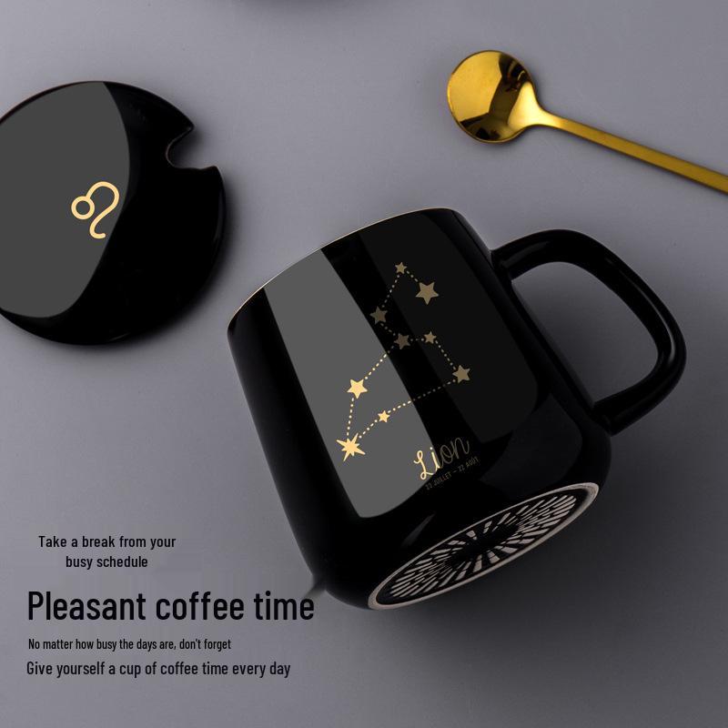 Spersonalizowany ceramiczny kubek do kawy z pokrywką i łyżeczką - Świąteczny wzór dla par