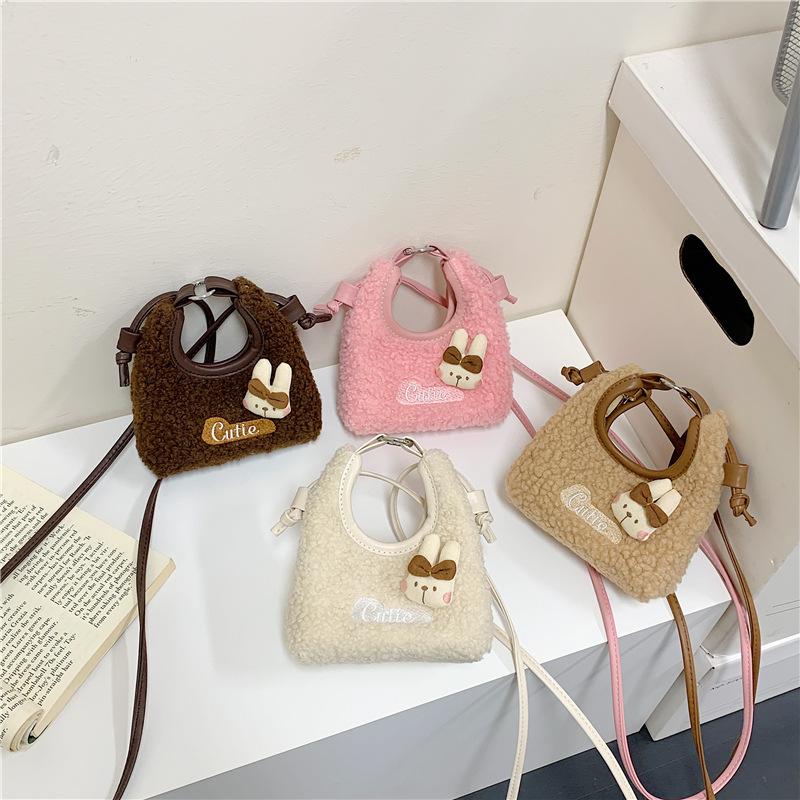 Fashion versatile lamb wool plush bag women's season autumn and winter new niche design exquisite messenger shoulder bag