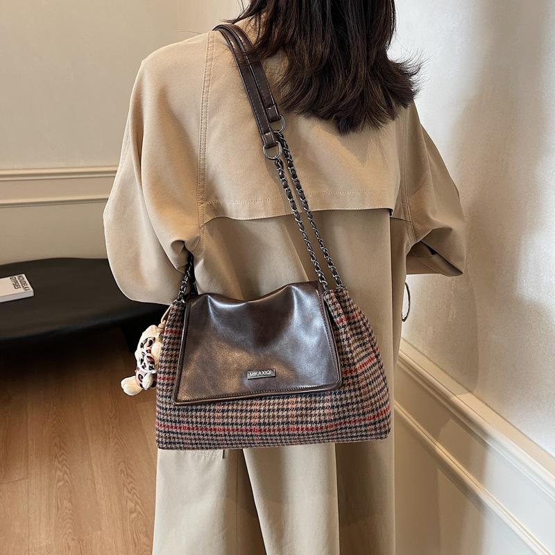 Contrasting colors, fashionable large-capacity bags, women's 2025 spring new foreign-style shoulder bags, woolen personalized ins tote bags