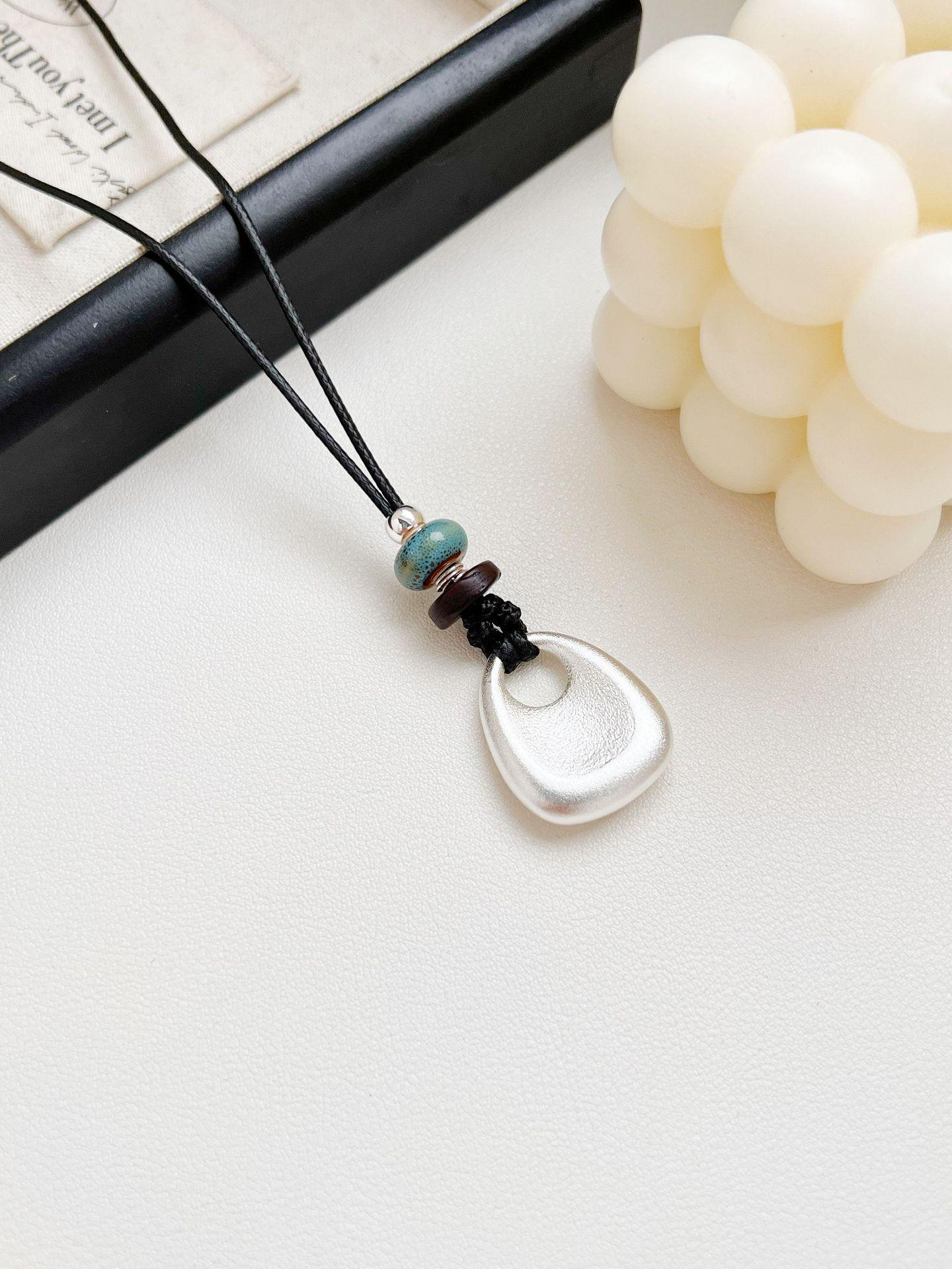 

Элегантное ожерелье-подвеска на черном кожаном шнурке - Универсальный роскошный аксессуар