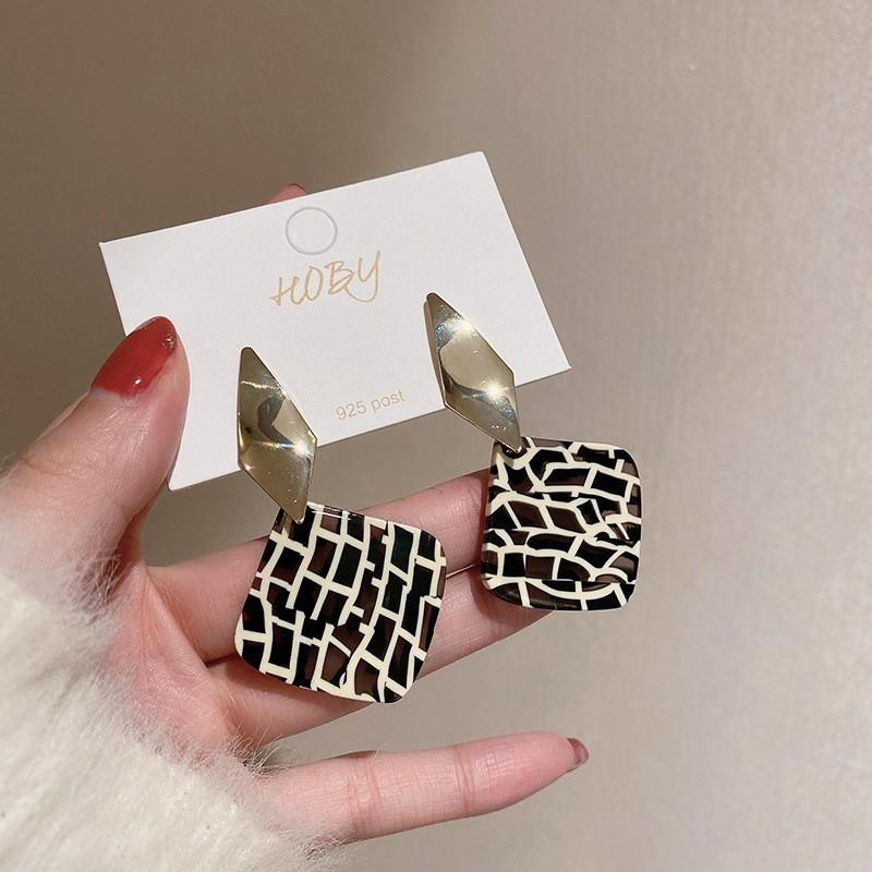 

Квадратные серьги с серебряными иглами и неравномерным кирпичным узором, нишевые женские серьги с индивидуальным дизайном, простые темпераментные геометрические серьги