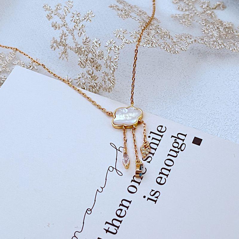 

Элегантный набор серег и ожерелья с несколькими подвесками в виде ракушек и цирконов