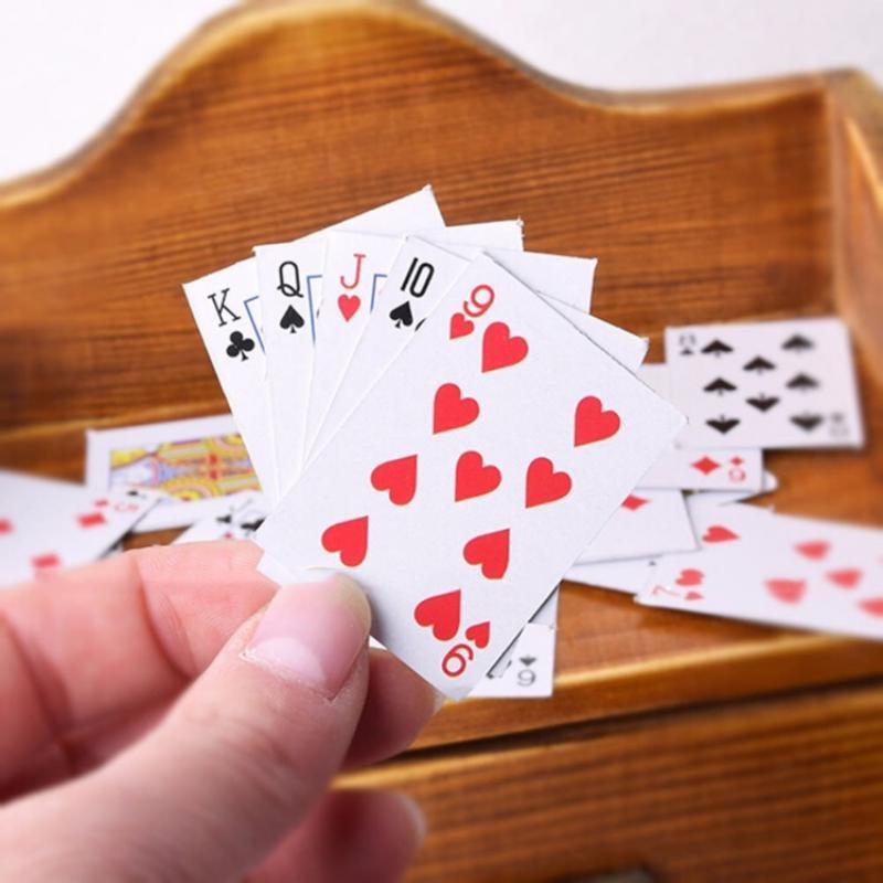 Mini pokerové karty Zábavné Kapsa na prst Hrací karty Roztomilé hračky Náhodné styly pro zábavu na herní večer