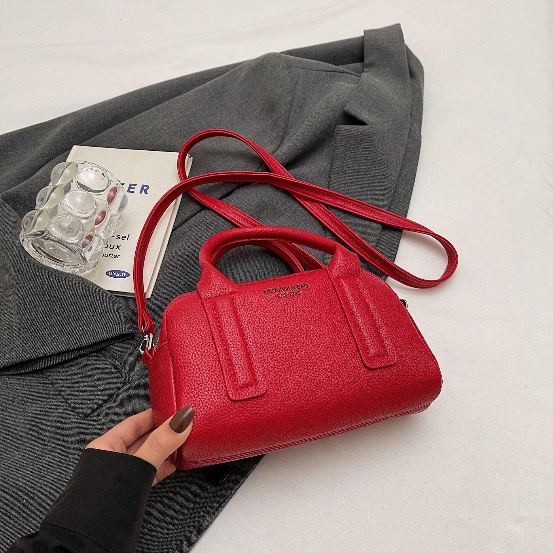 

2025 весна новая сумка женская популярная текстура сумка через плечо большая вместимость маленькая квадратная сумка диагональная сумка для работы