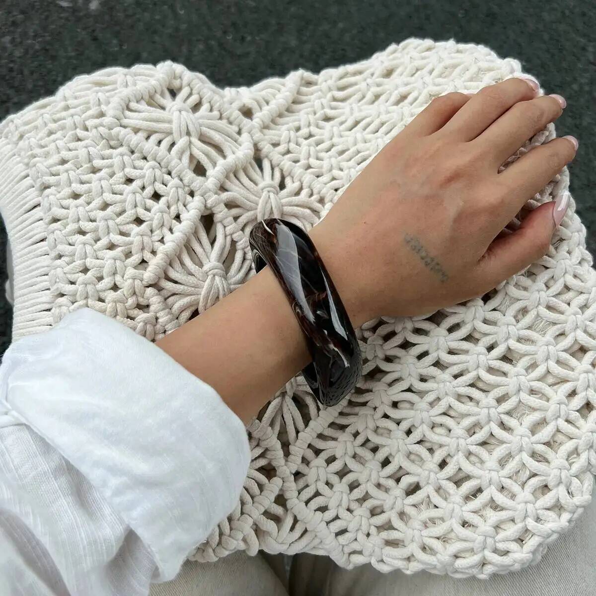 

4 Styles Punk Irregular Resin Acrylic Bangles for Women New Trend Vintage Geometric Wide Bracelets Steampunk Jewelry темно-коричневого