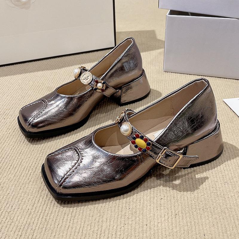 

Женские туфли-лодочки 2025 весна новая нишевая мягкая кожа значок пряжка повседневные квадратный носок толстый каблук Мэри Джейн 40