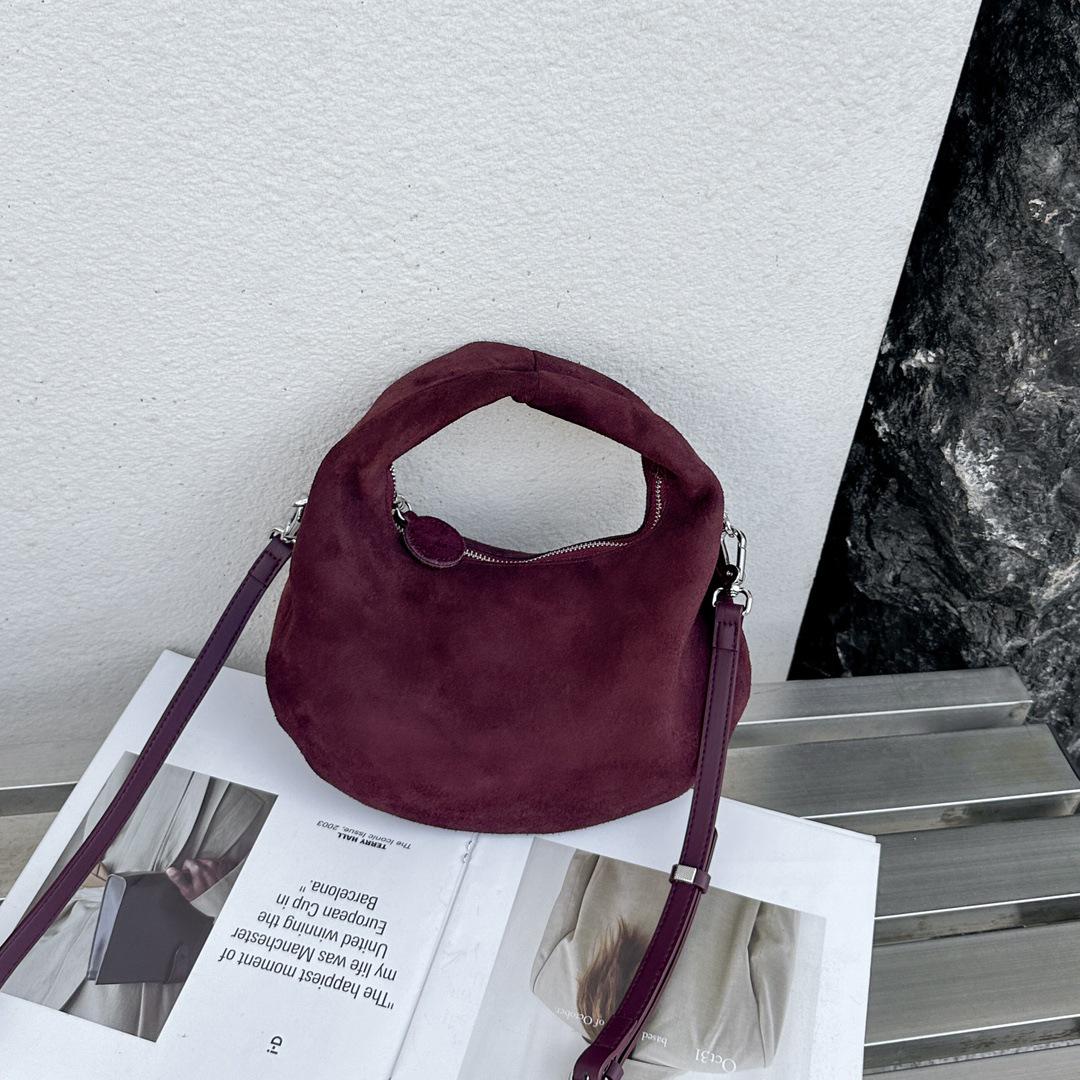 

2024 Япония Матовая коровья кожа Сумка-полумесяц: Нишевый дизайн Модная универсальная женская сумка кроссбоди из натуральной кожи.