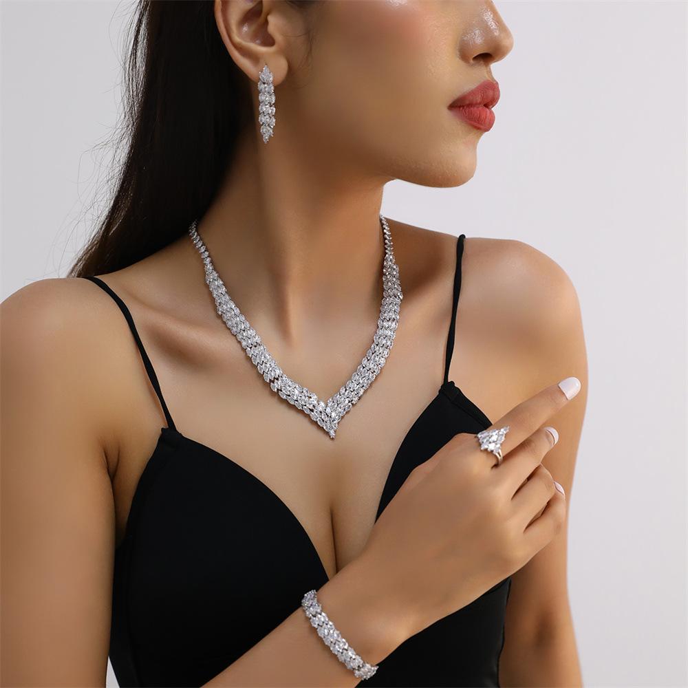 

Вечеринка обязательна: Роскошный комплект украшений из циркона с мерцающим эффектом