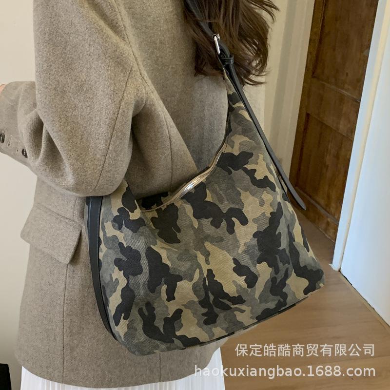 Leopard print canvas bag women's large capacity 2025 new autumn and winter versatile shoulder underarm bag college student class tote bag
