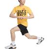 Nike Camiseta de Manga Corta con Cuello Redondo y Estampado de Letras con Bajo Recto para Hombre Amarillo FN3989-717
