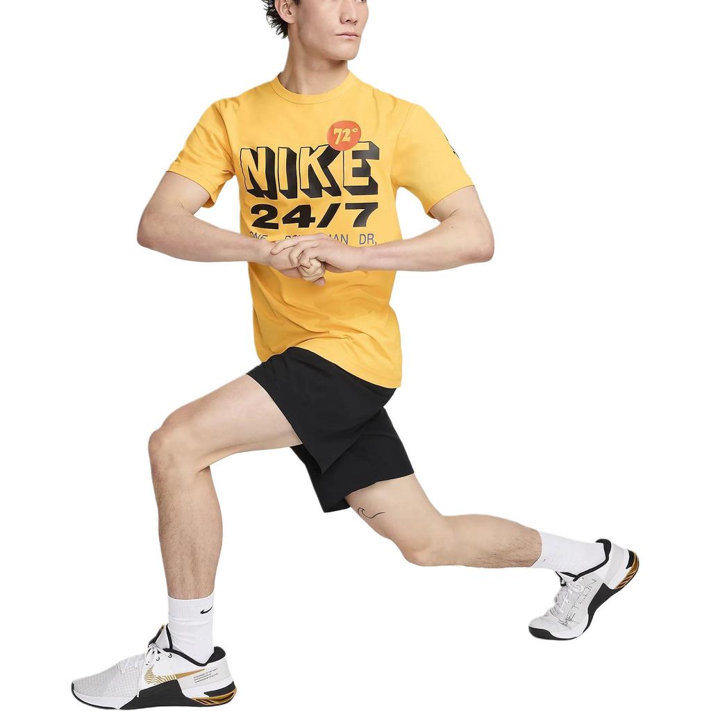 Nike Camiseta de Manga Corta con Cuello Redondo y Estampado de Letras con Bajo Recto para Hombre Amarillo FN3989-717