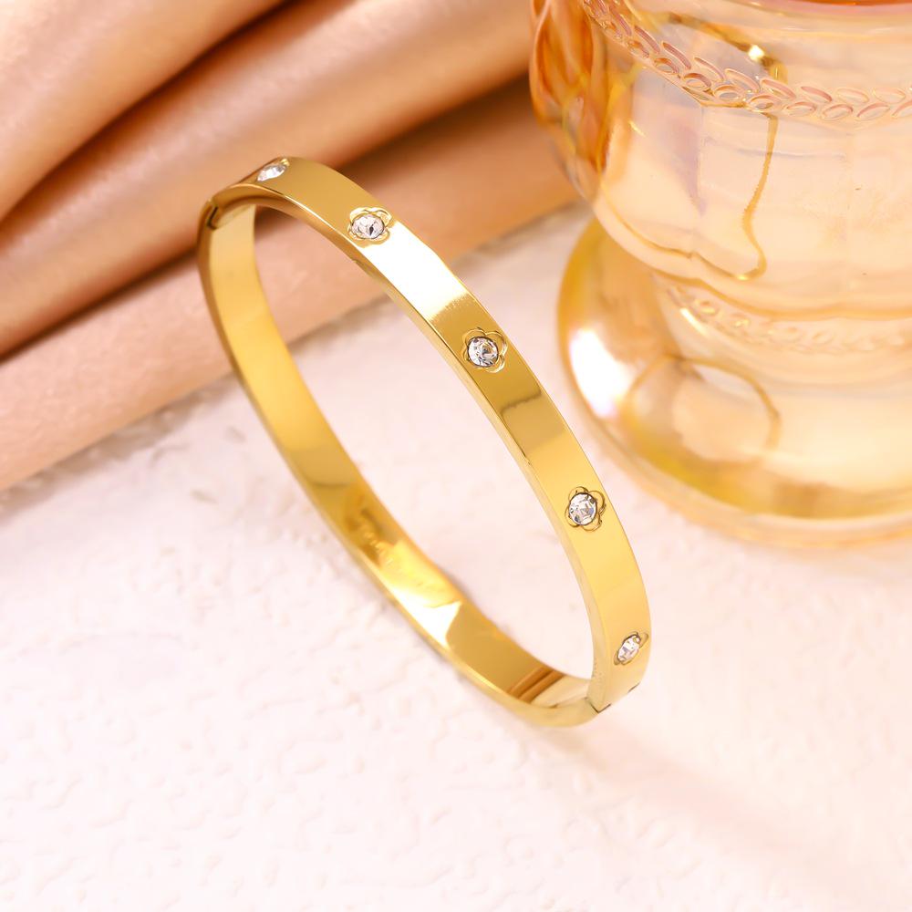 Diamond-Studded Stainless Steel Gold Bracelet Set: Small Waist & Four-Leaf Clover Design