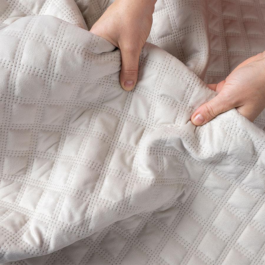 VELVI Decorative bedspread in a shade of warm, light gray - 170x210cm