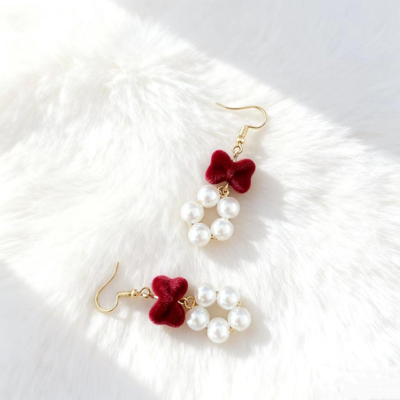 Elegant Vintage Pearl Bow - Red Flocked Design for Autumn/Winter and Festive Occasions 2025