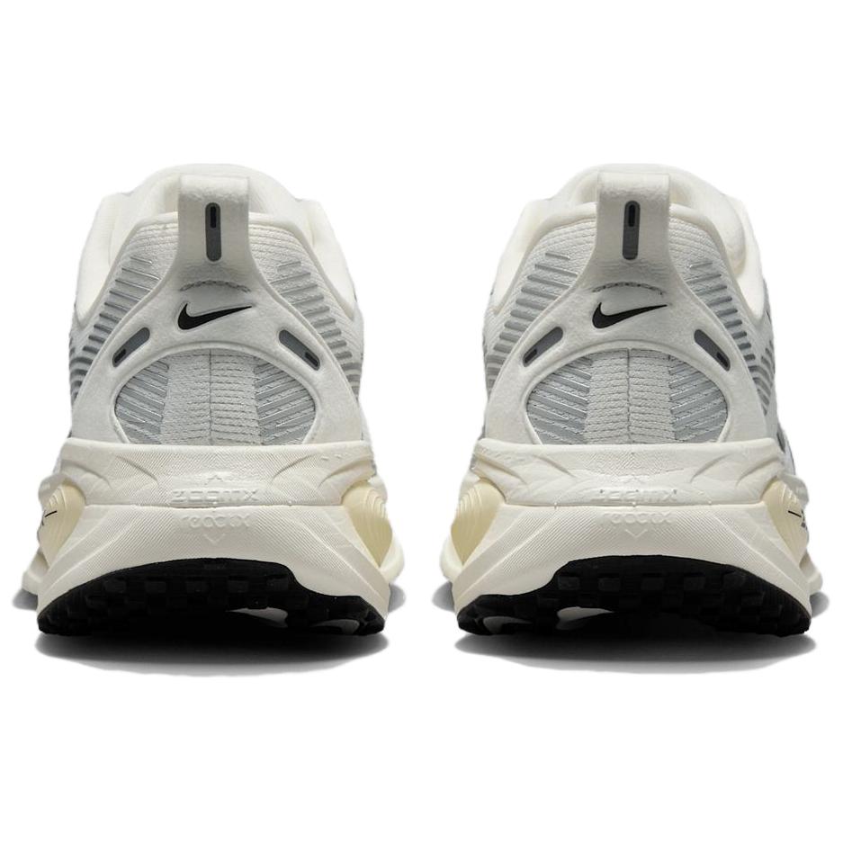 Nuove Nike Vomero 18 Bianco Summit Latte di Cocco da Donna HM6804-101