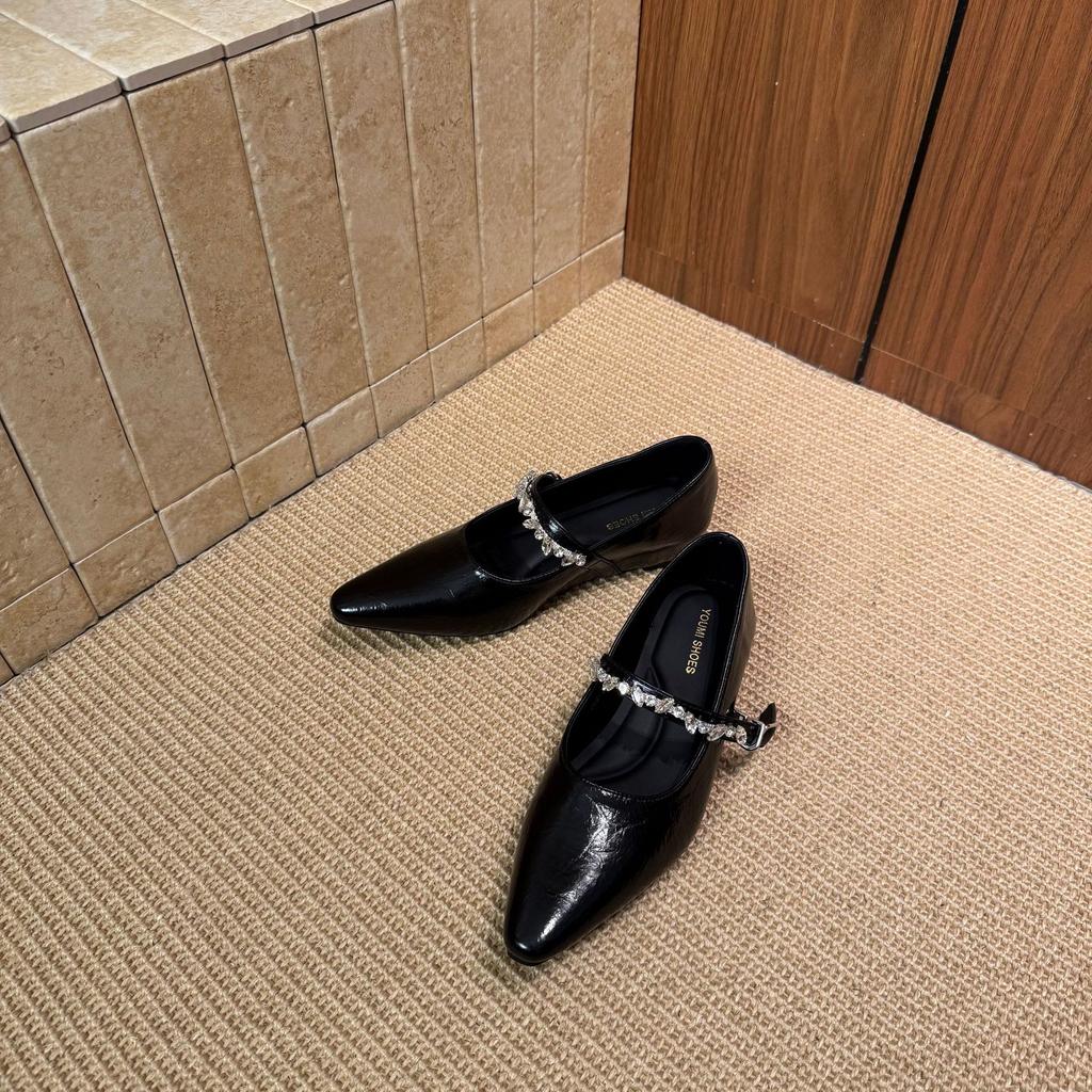 2025 neue spitze Ein-Wort-Schuhe mit Strassnieten, innen abgeschrägter Absatz, flacher Ausschnitt, vielseitige Pendler-Arbeitsschuhe für Damen