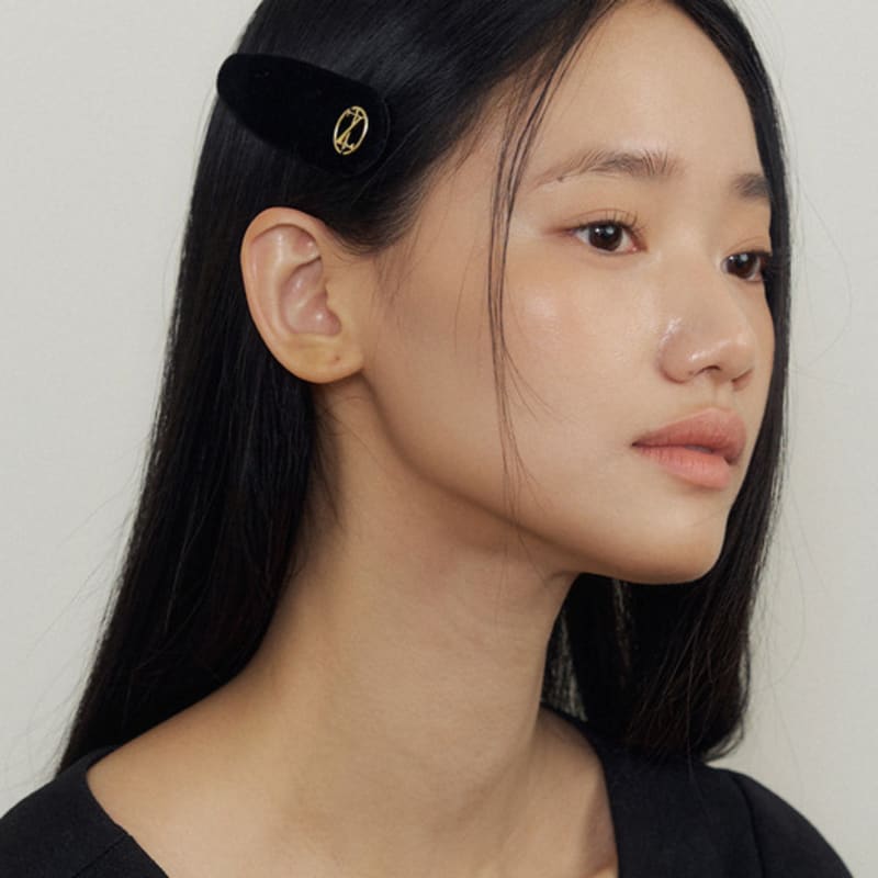 Lucirzu Velvet Emblem Hair Clip (black)