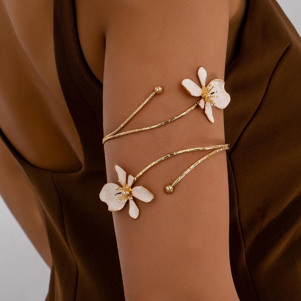 A Women's Arm Bracelet, White Oil-Drip Flower Design, Elegant Women's Arm Bracelet, Suitable for Daily Wear and Banquet Wear