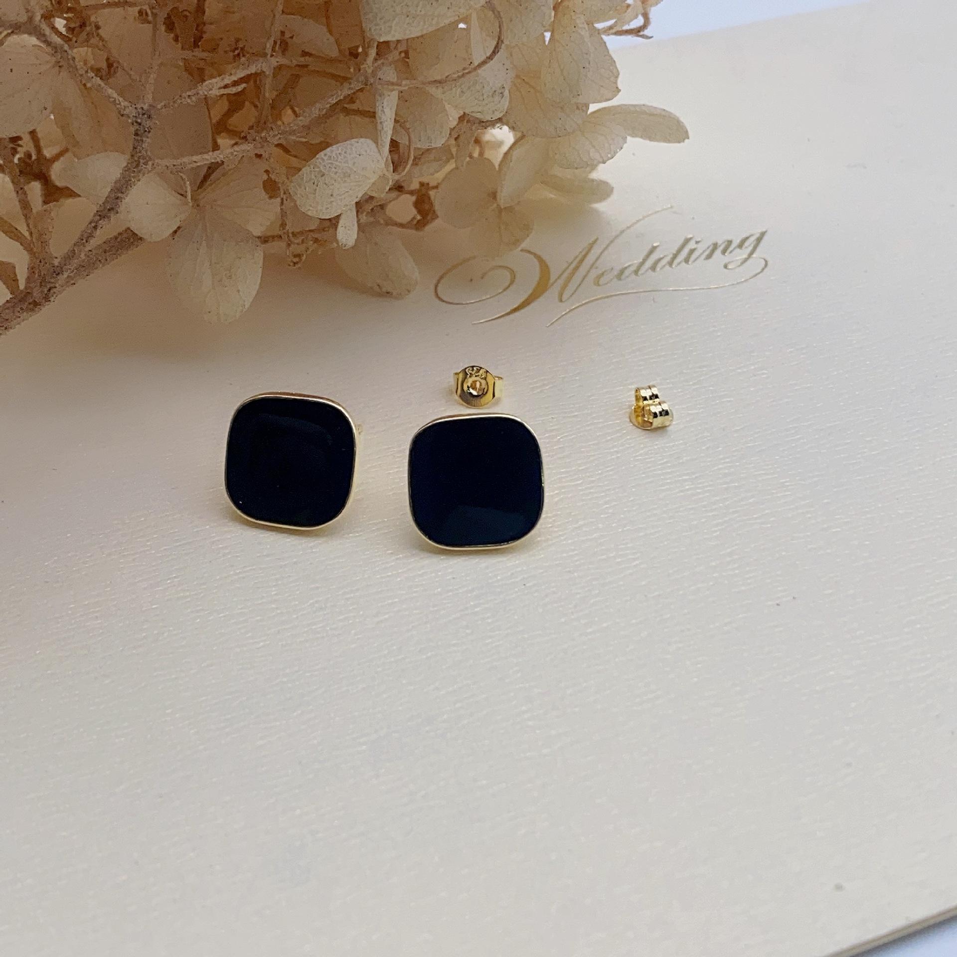 

Burgundy Square Earrings New Trendy Geometric Earrings Niche Design Fashionable and Versatile Earrings