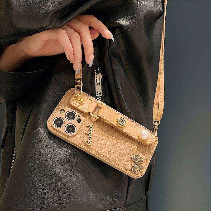 Etui na telefon Apple 15Promax: Pełny pakiet ze skórą Pit Grain, skośny wiszący skórzany pasek na nadgarstek z perłą, metalowe detale. 12-miesięczna gwarancja.