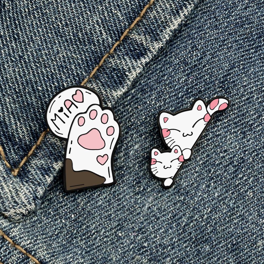 Creative Couple Cartoon Brooch: Cute Japanese Style Alloy Badge, Student Gift, Football Design