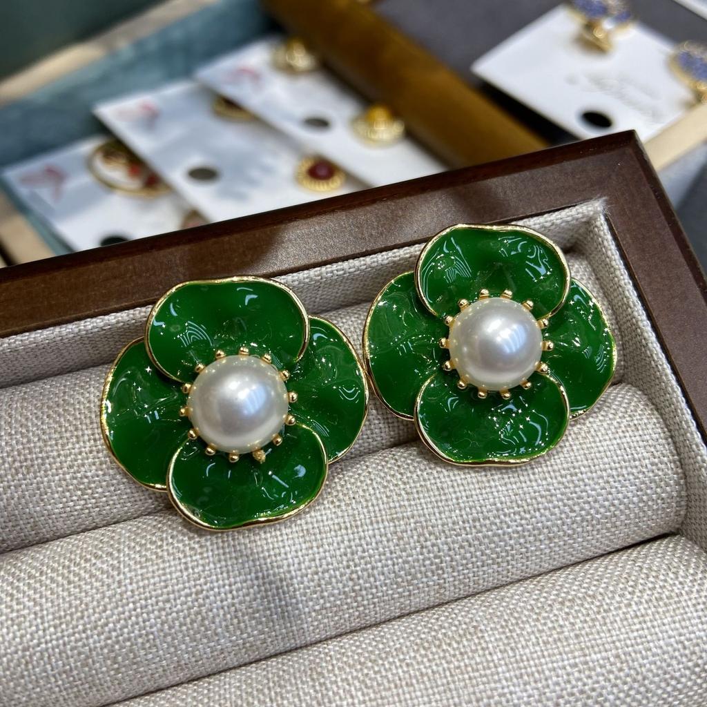 Temperament Sweet Retro Camellia Stud Earrings Women'S French Light Luxury Fashion Earrings Green Dripping Flower Earrings