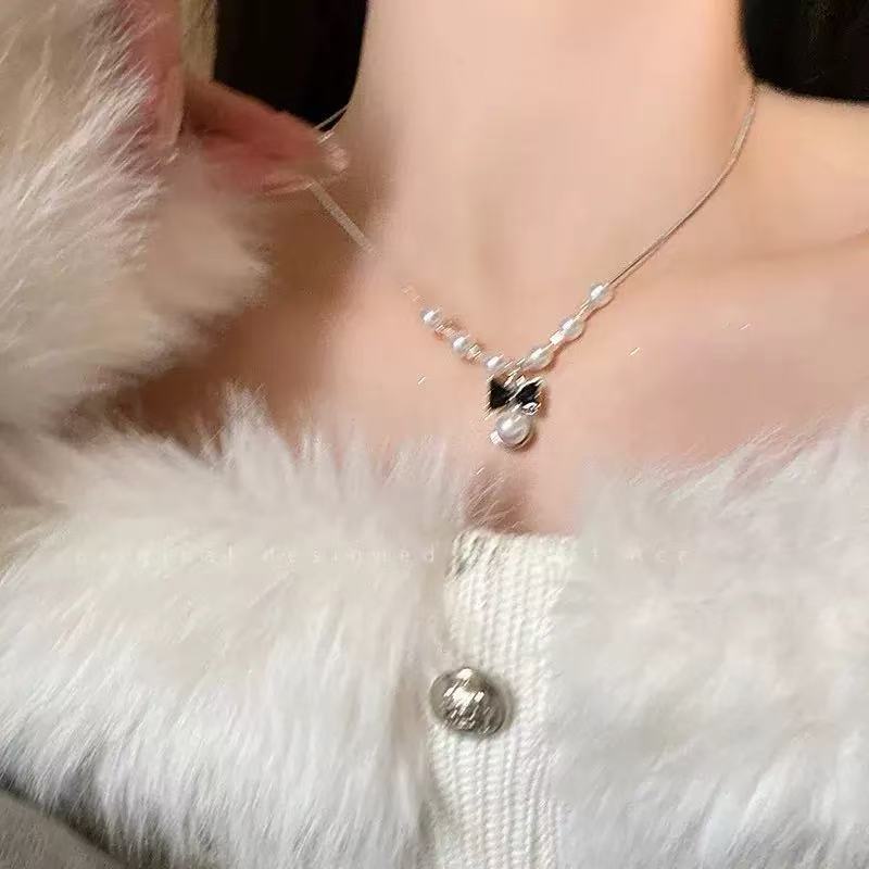 Pearl necklace female love new trendy niche design sense collarbone chain high sense temperament neck chain