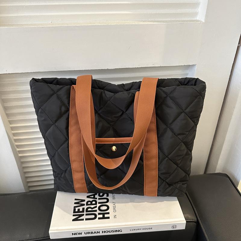 

Large capacity down bag women s new trendy niche shoulder messenger bag versatile tote bag tote bag чорний