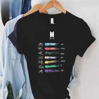 2026 Kpop BTS Mitglieder Mikrofon Unterschriften Druck T-Shirt Kurzarm Mode Lässiges Oberteil für Damen Herren Koreanische Fans Geschenk