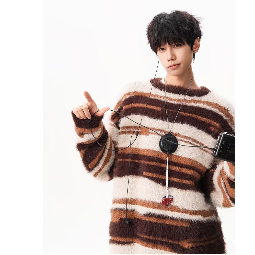 Herrhöstens/vinterns färgrandiga löst stickade tröja