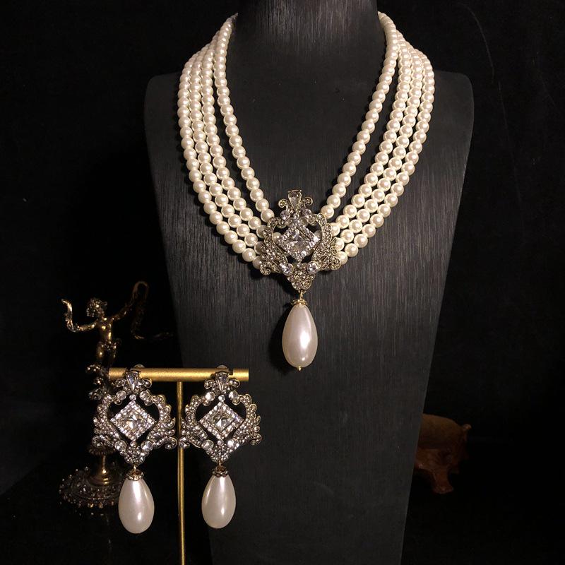 Retro Perlen- & Edelstein-Mehrschicht-Halskettenset mit goldenem Choker, Ohrsteckern, Ohrclips und Pulloverkette für Damen