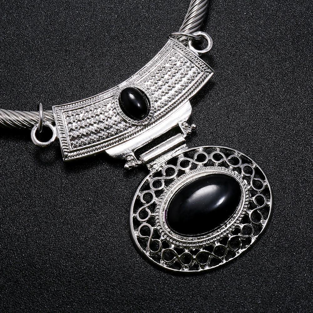 Retro Alloy Choker Necklace With Hollow Oval Pendant For Women Wear Summer