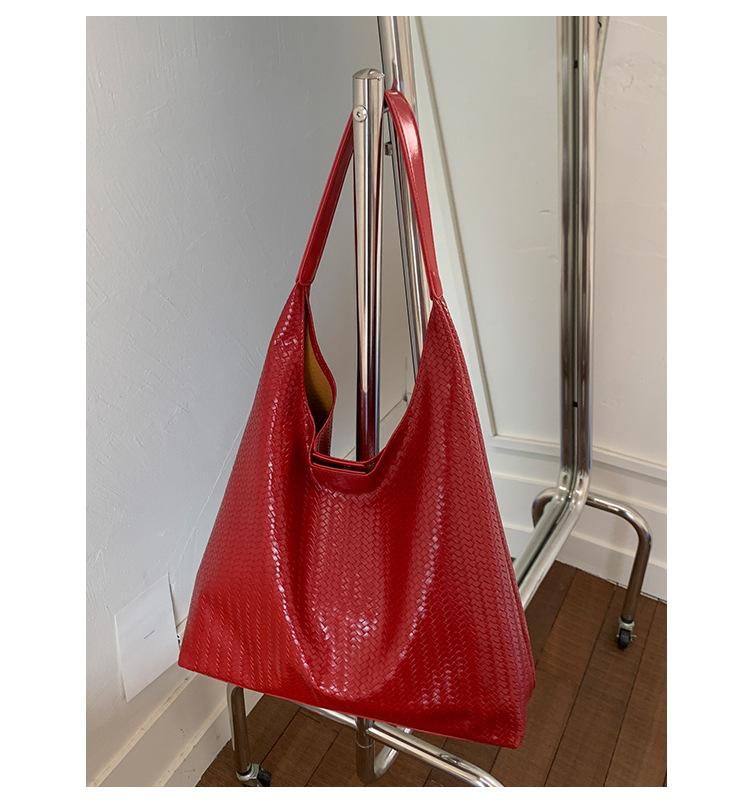 

Casual commuter tote bag New versatile large-capacity shoulder bag Fashion versatile woven pattern underarm bag Women красный