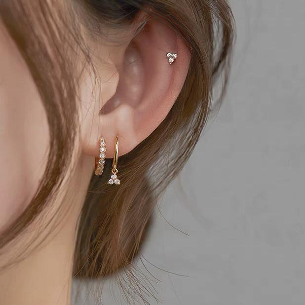 Boucles d'oreilles créoles en or et zircon - Design français élégant, luxueux et d'une simplicité exquise