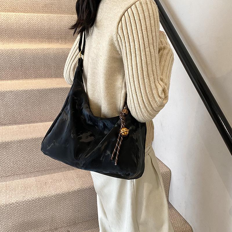 Fashion large-capacity bag women's 2025 autumn and winter new shoulder bag simple soft-sided commuter messenger pillow bag