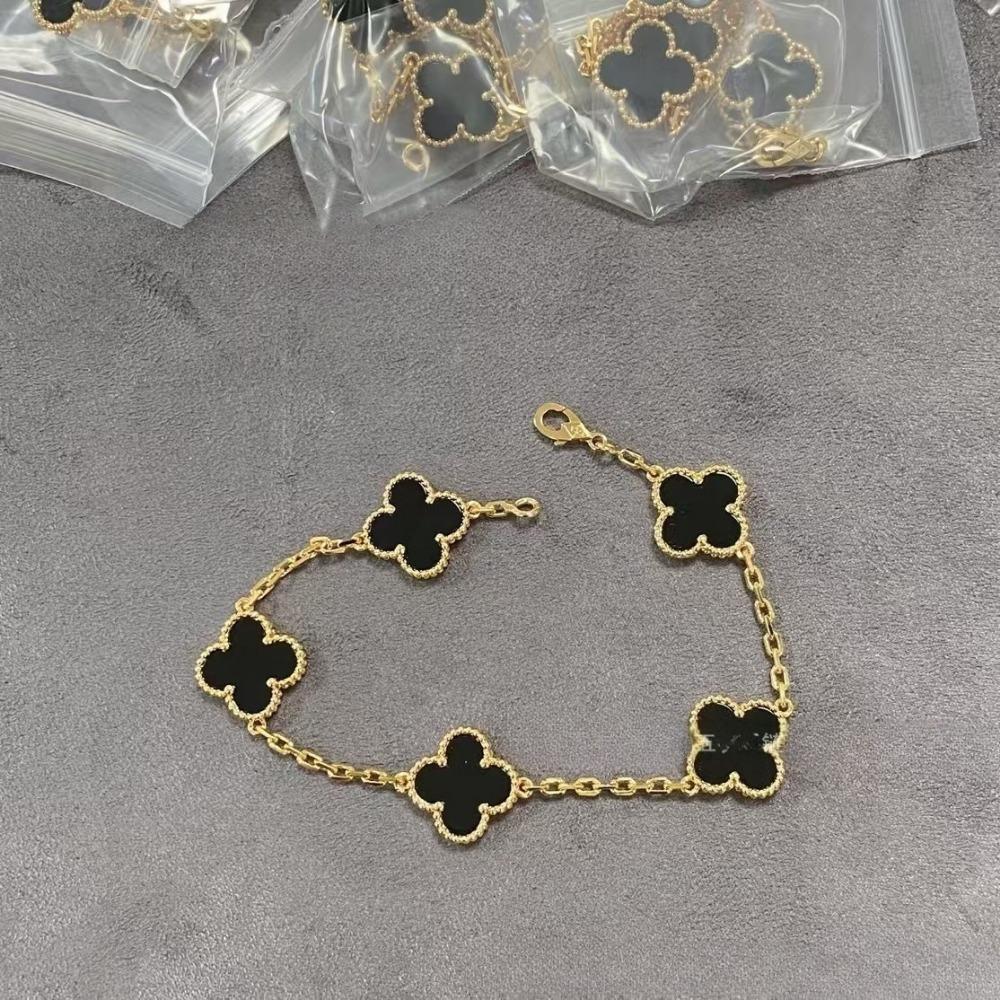 Hochwertiger roter Chalcedon Laser vierblättriges Kleeblatt fünfblütiges Armband 18K Roségold leichter Luxusschmuck Geschenk für Freundin