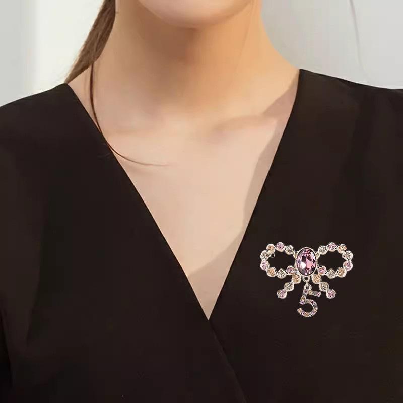 Temperament Bow 5-Character Brooch Personality Crystal Brooch Niche Premium Design Pin Suit Accessories