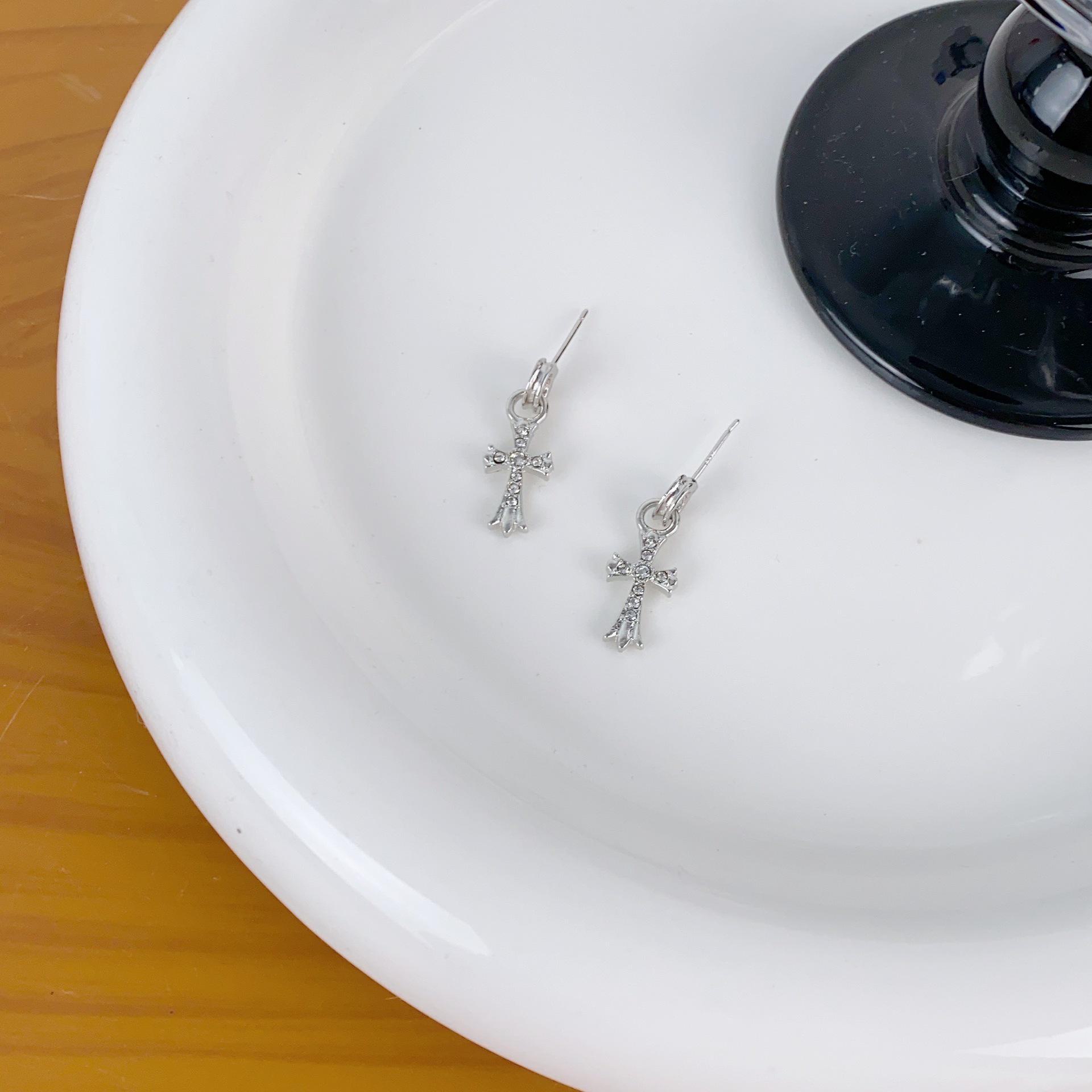 

Корейские универсальные женские серьги с бриллиантами класса люкс - сверкающий и изысканный нишевый дизайн Cross earrings