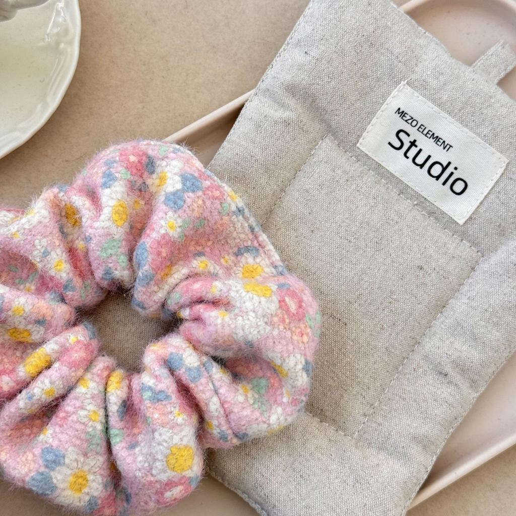 The Atmosphere Is Filled with Pink Floral Large Intestine Rings, Sweet Hair Bands, and A Girlish, Elegant Low Ponytail Hair Tie